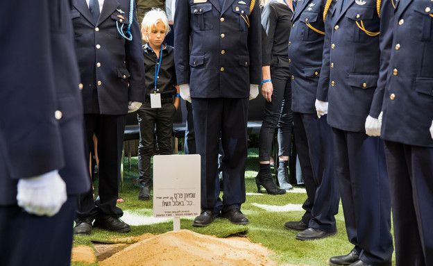 הנין של שמעון פרס בהלוויה (דצמבר 2016) (צילום: זיו קורן)