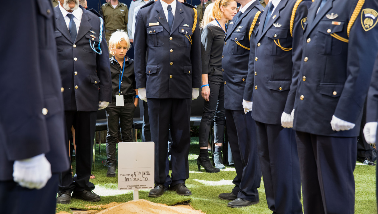 הנין של שמעון פרס בהלוויה (דצמבר 2016)
