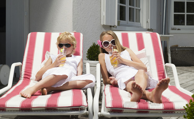ילדות יושבות על כסאות נוח ושותות מיץ (אילוסטרציה: Shutterstock)