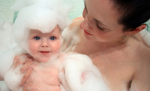 אמא ותינוק באמבטיה (צילום: ThinkStock)