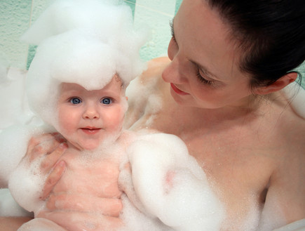 אמא ותינוק באמבטיה (צילום: ThinkStock)