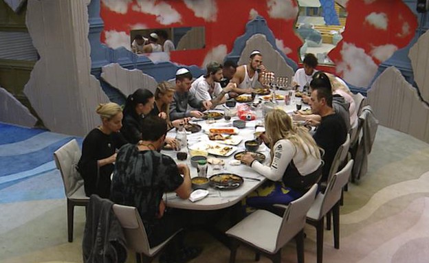הדיירים סביב שולחן האוכל (צילום: מתוך האח הגדול 8 , שידורי קשת)