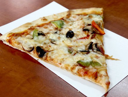 פיצה תרשיחא סלייס (צילום: ג'רמי יפה, mako אוכל)