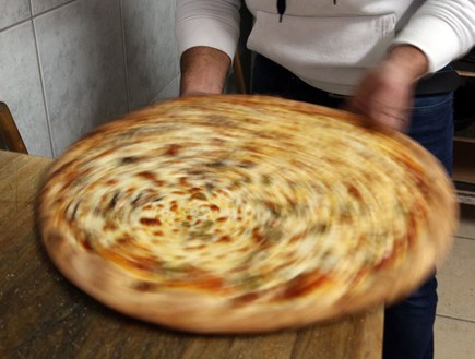 פיצה תרשיחא מגש מסתובב (צילום: ג'רמי יפה, mako אוכל)