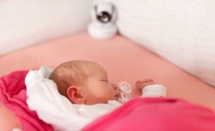 תינוק ישן מול מצלמת אבטחה (צילום: ShutterStock)