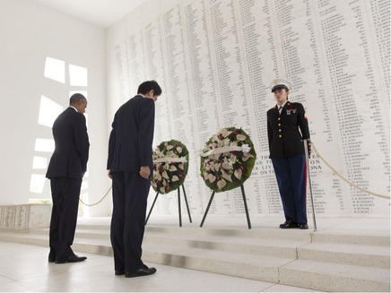 אובמה ואבה בטקס, פרל הארבור (צילום: Official White House Photo by Lawrence Jackson)