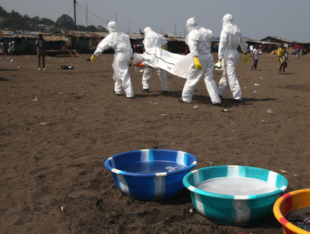 צוות טיפול בגופות נפגעי אבולה בליבריה (צילום: John Moore, GettyImages IL)