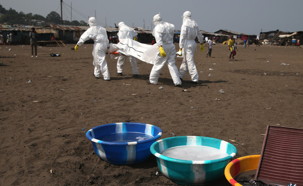 צוות טיפול בגופות נפגעי אבולה בליבריה (צילום: John Moore, GettyImages IL)