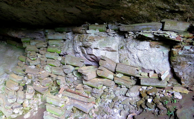 ארונות קבורה בפתחי מערות (צילום: משה פויסטרו)