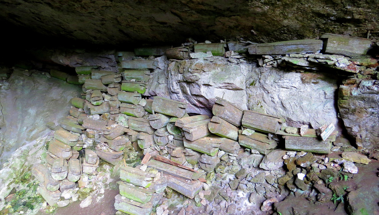 ארונות קבורה בפתחי מערות