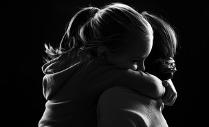 ילדה עצובה מחבקת את אמה (אילוסטרציה: Shutterstock)