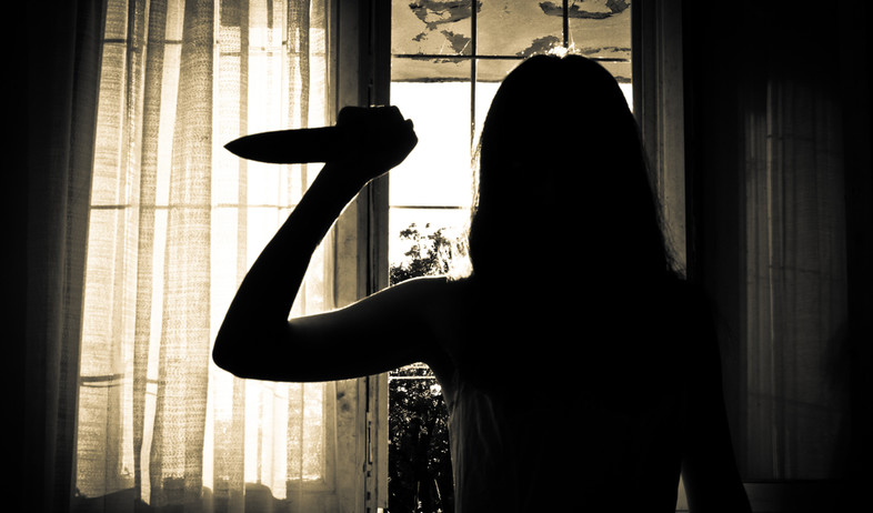 צללית של אישה עם סכין (צילום: Lario Tus, Shutterstock)