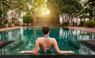 איזה בבריכה בבקיני עם הגב למצלמה (צילום: Silatip, Shutterstock)