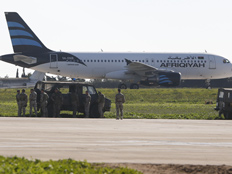 המטוס החטוף מלוב שנחת במלטה (צילום: רויטרס)