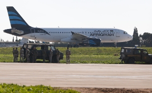 המטוס החטוף מלוב שנחת במלטה (צילום: רויטרס)