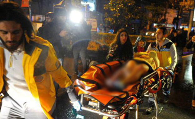 פצועים מפונים מזירת הפיגוע (צילום: SkyNews)