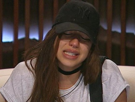 שני מרגישה שהבית מתהפך נגדה