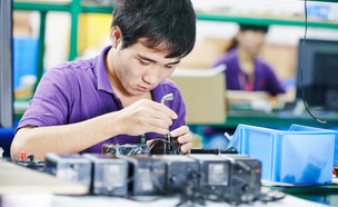 פועלים סינים במפעל אלקטרוניקה (צילום: ShutterStock)