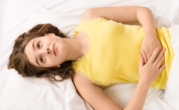 נערה במיטה חולמת בהקיץ (צילום: Shutterstock, מעריב לנוער)