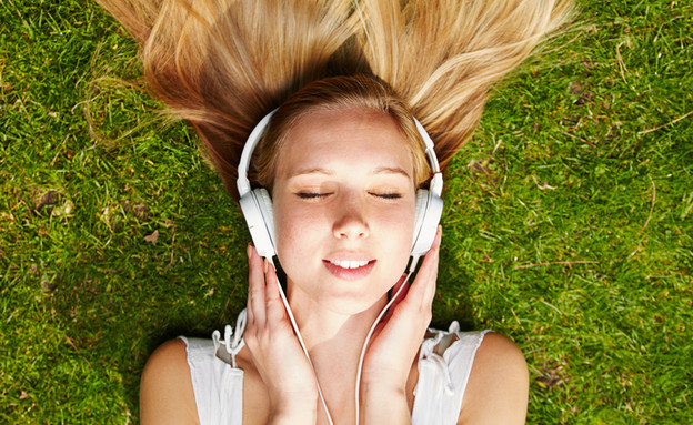 בחורה עם אוזניות (צילום: Shutterstock, מעריב לנוער)