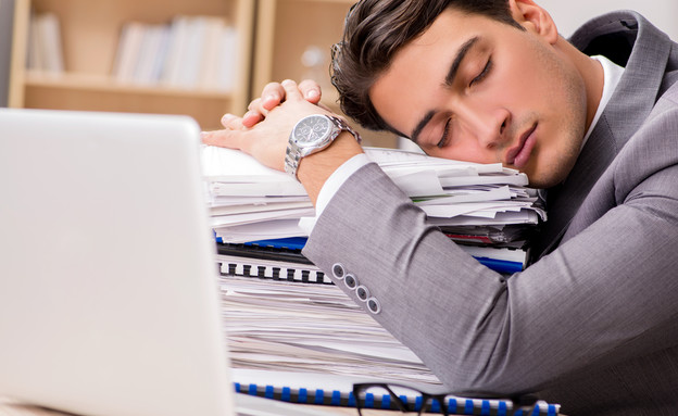 איש נרדם בעבודה (צילום: Elnur, Shutterstock)