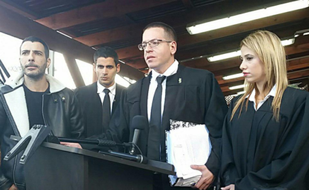 פרקליטיו של אזרי לצד שרון גל (צילום: חדשות 2)