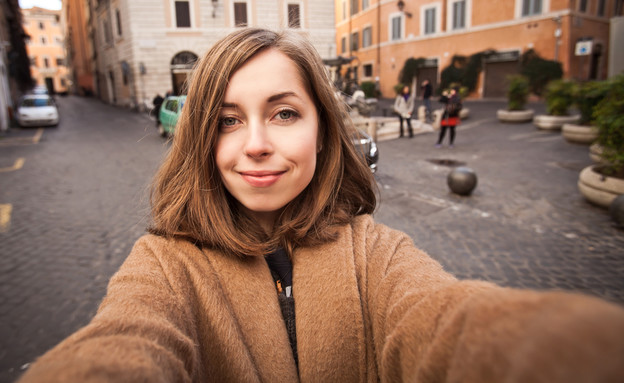 "תיירת צעירה ויפה באירופה" (צילום: ShutterStock)