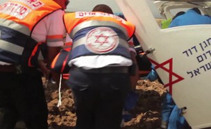 צוות מד"א מציל ילד פלסטיני   (צילום: באדיבות מד"א)