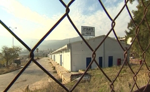 מסע עגום בין מפעלים שנסגרו ועבודות בשכר נמוך (צילום: חדשות 2)