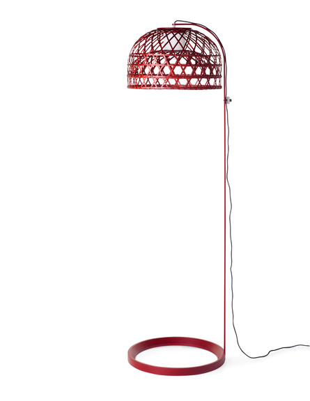 קלועים, מנורה עומדת אדומה של MOOOI מחיר 13,216 שקל להשיג בקרני תכל (צילום: יחצ חול)