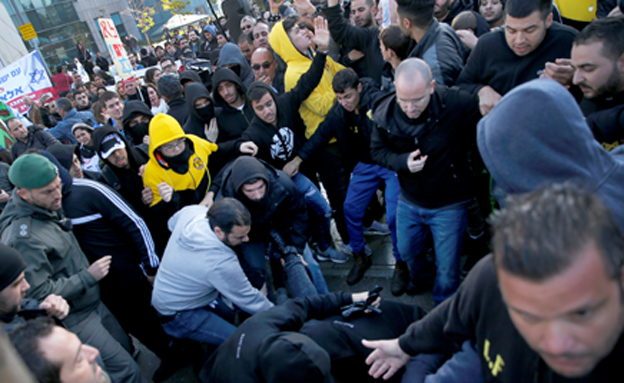 העימותים בין המפגינים לשוטרים (צילום: רויטרס)