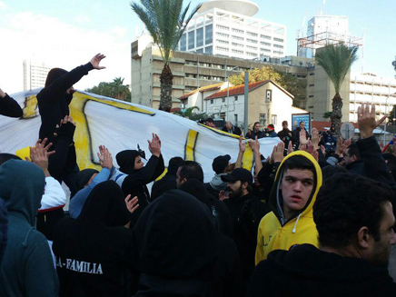 מפגינים למען אלאור אזריה (צילום: חדשות 2)