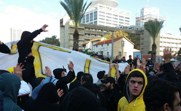 מפגינים למען אלאור אזריה (צילום: חדשות 2)