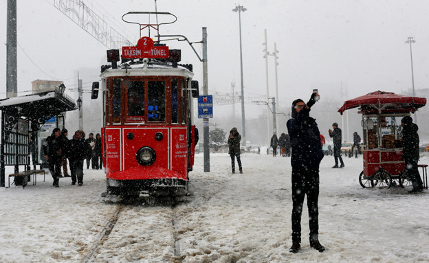 שלג כבד באיסטנבול (צילום: רויטרס)