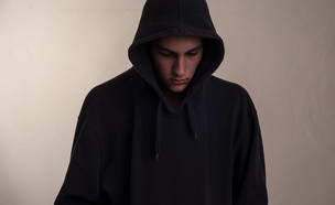 בחור לובש קפוצ'ון (צילום: Shutterstock)