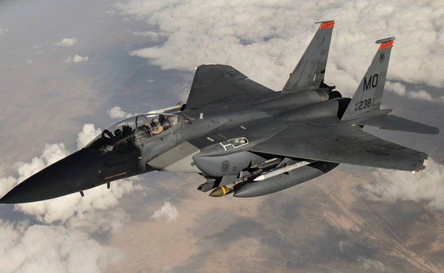 F-15 בדרך לתקיפה אווירית (צילום: חיל האוויר האמריקאי)