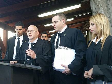 פרקליטיו של אזריה (צילום: חדשות 2)