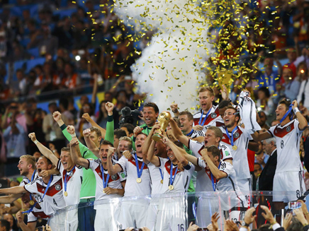 נבחרת גרמניה מניפה את הגביע (צילום: רויטרס)
