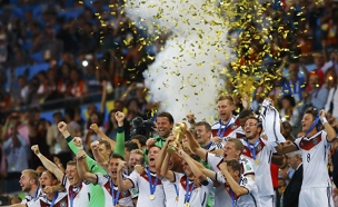 נבחרת גרמניה מניפה את הגביע (צילום: רויטרס)