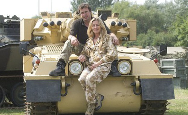 בני זוג מאנגליה שאוספים טנקים בביתם (צילום: caters)