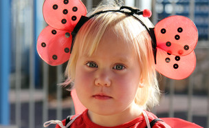 ילדה מחופשת לחיפושית (אילוסטרציה: Shutterstock)