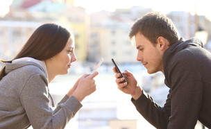 זוג סמארטפונים (צילום: ShutterStock)