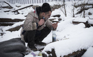 פליטים בשלג בסרביה (צילום: Srdjan Stevanovic, GettyImages IL)