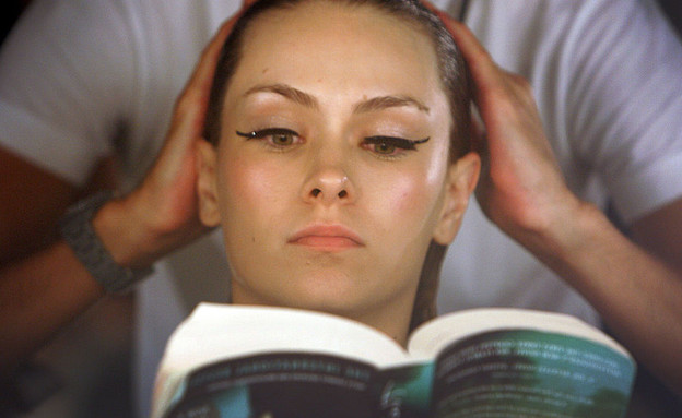 דוגמנית קוראת ספר בתצוגת אופנה בסידני אוסטרליה (צילום: Lisa Maree Williams, GettyImages IL)