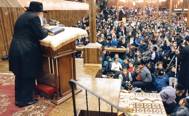 הרבי נואם לחסידיו 