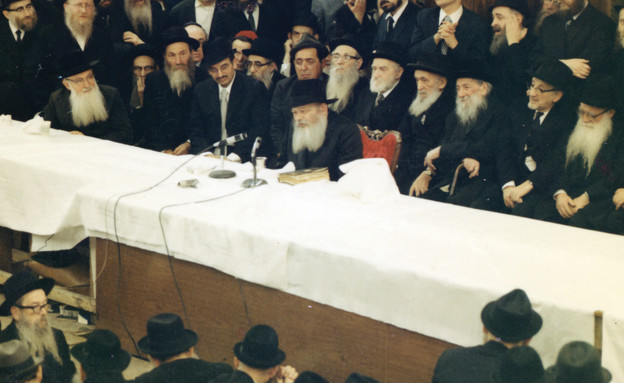 הרבי בשולחן עם חסידיו 