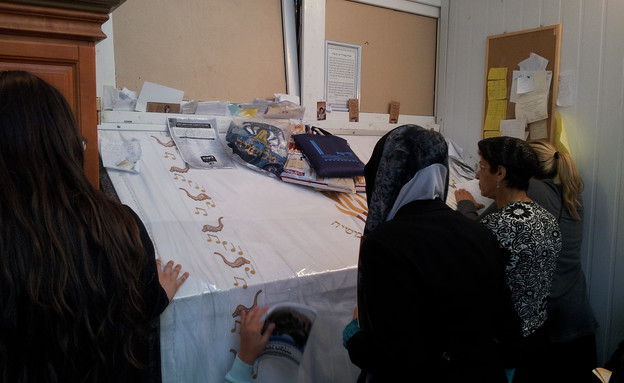 השתטחות על קברו של רבי נחמן מברסלב. המסע לאומן 