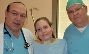 ליז לצד רופאיה לאחר הניתוח המוצלח