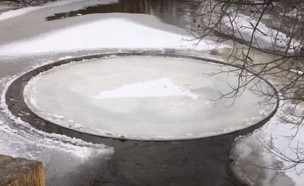 דיסקית קרח בנהר (צילום: M-Live)