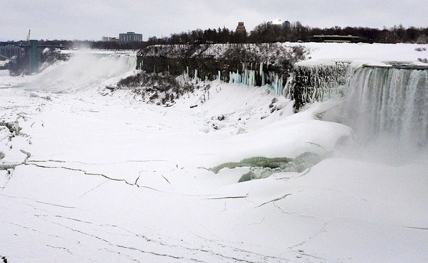 מפלי הניאגרה בשלג (צילום: Guy Solimano, GettyImages IL)